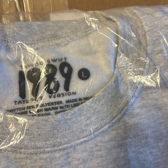 Brand New Taylor Swift Official Merch – 1989 Taylor’s Version Sweatshirt Large - Picture 5 of 5